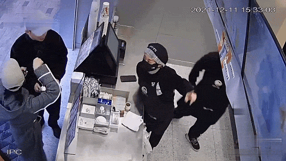 周迅|周迅疑带卓越回老家被拍!两人站路边买奶茶,一双小肉手十分抢镜