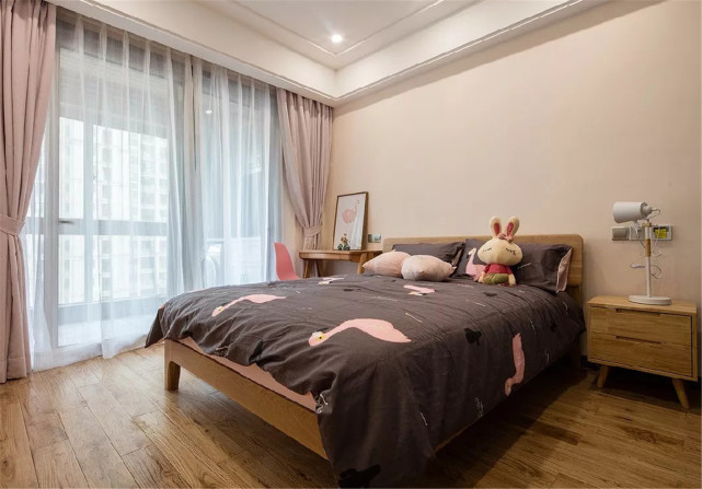 90平精致轻奢风三居室,圆形大茶桌是客厅的亮点