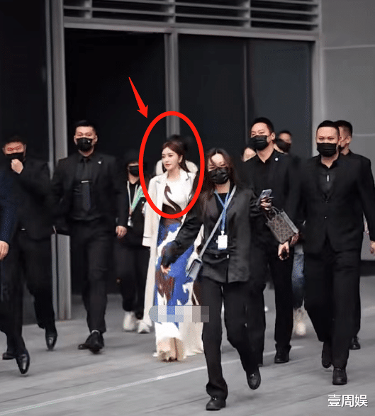 秦岚|秦岚跟何超莲同台捞金，肢体语言太真实，明星跟名媛的差距真大