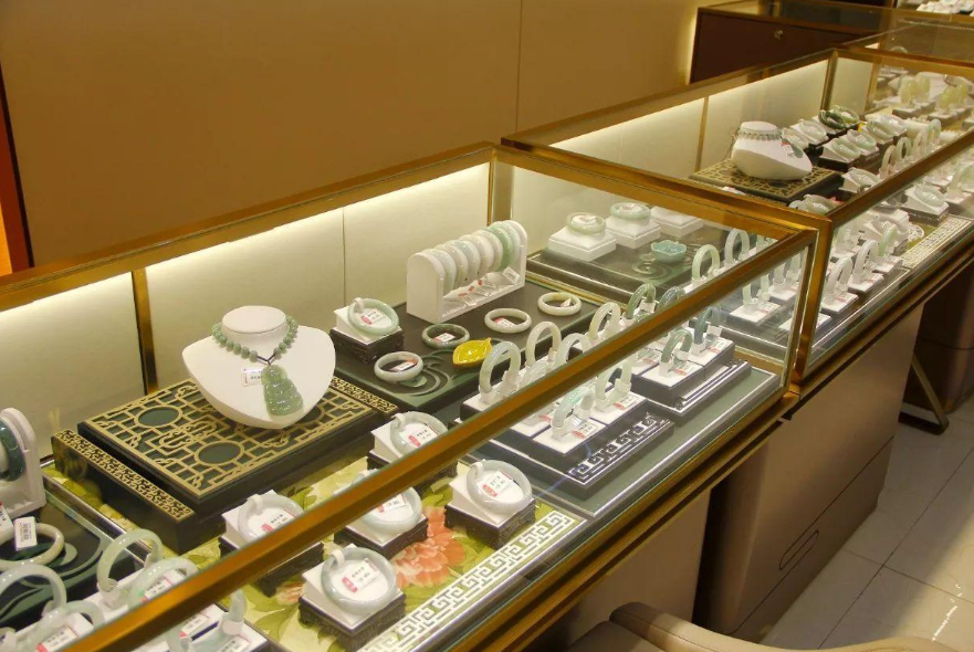 梅花五角|为什么翡翠高手从不去柜台买翡翠？看完以后，或许你也不会去了