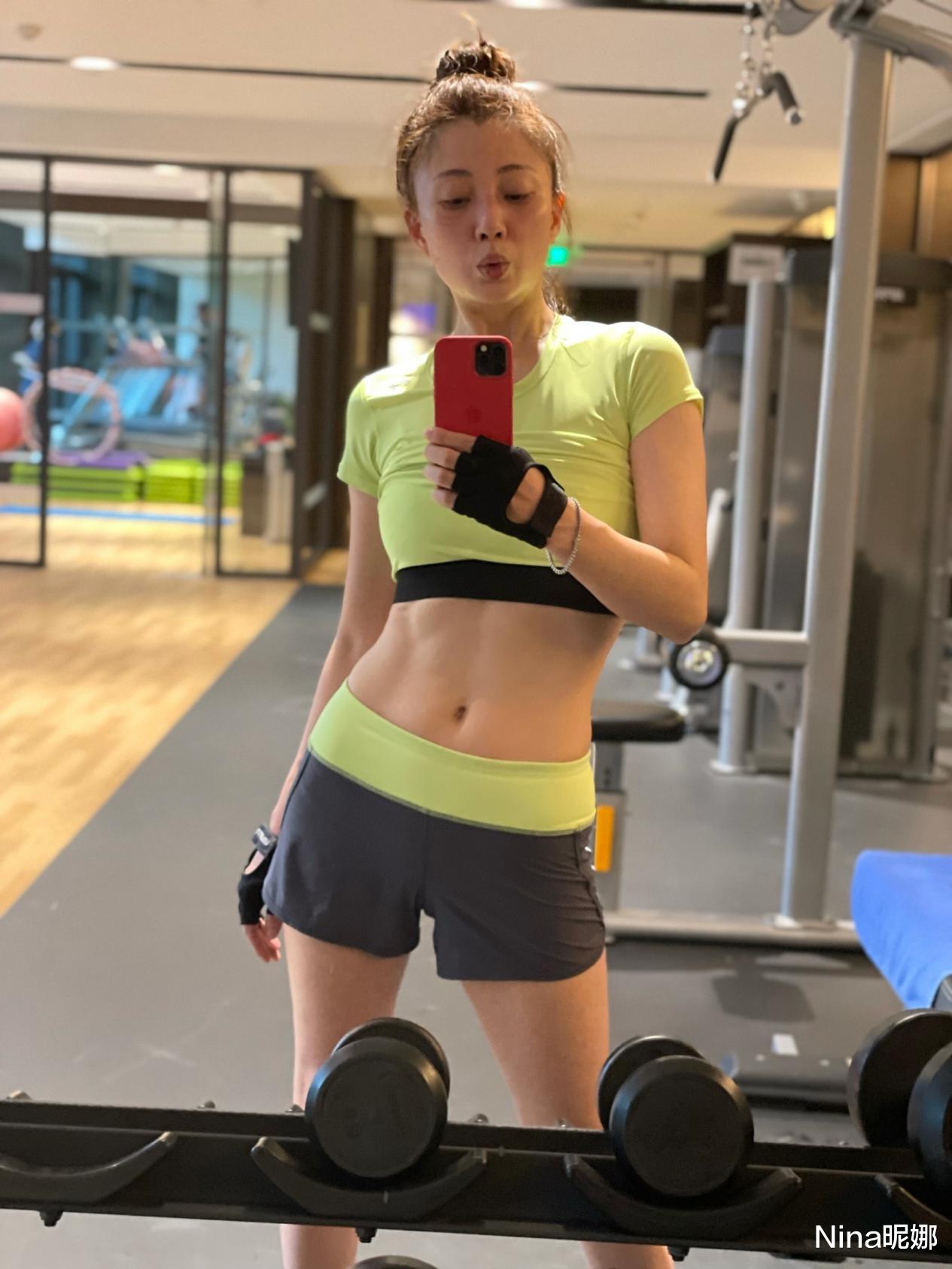 Nina昵娜 42岁殷桃真自律，穿露脐装短裤深夜健身，这川字腹肌同龄老戏骨里少见