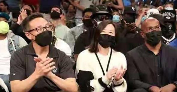 篮网队|篮网老板娘久违亮相！为蔡崇信生2男1女，年近60依旧气质不俗