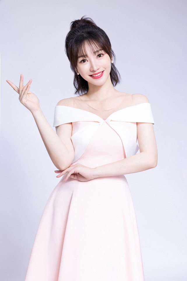 服饰|柳岩换了穿衣风格仍惊艳，穿白色“蛇形”连体装，看着挺有个性的