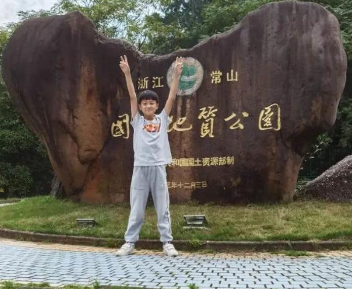 青海新闻联播 3岁女孩走丢,两位男生举动太暖心,网友:你们穿校服的样子真帅