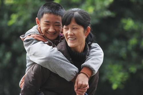 舜网 “无臂妈妈”坚持用双脚养育女儿，吃饭的画面让人泪目：母爱太伟大