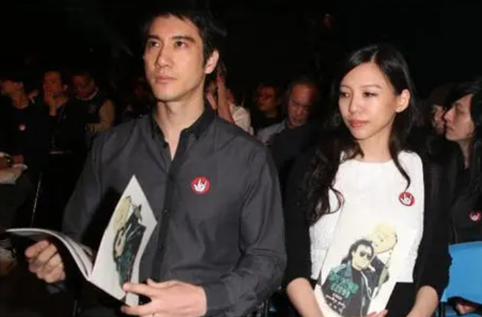 李靓蕾|李靓蕾原名和身世曝光，被扒哥大学历造假，好文采和实力骗不了人