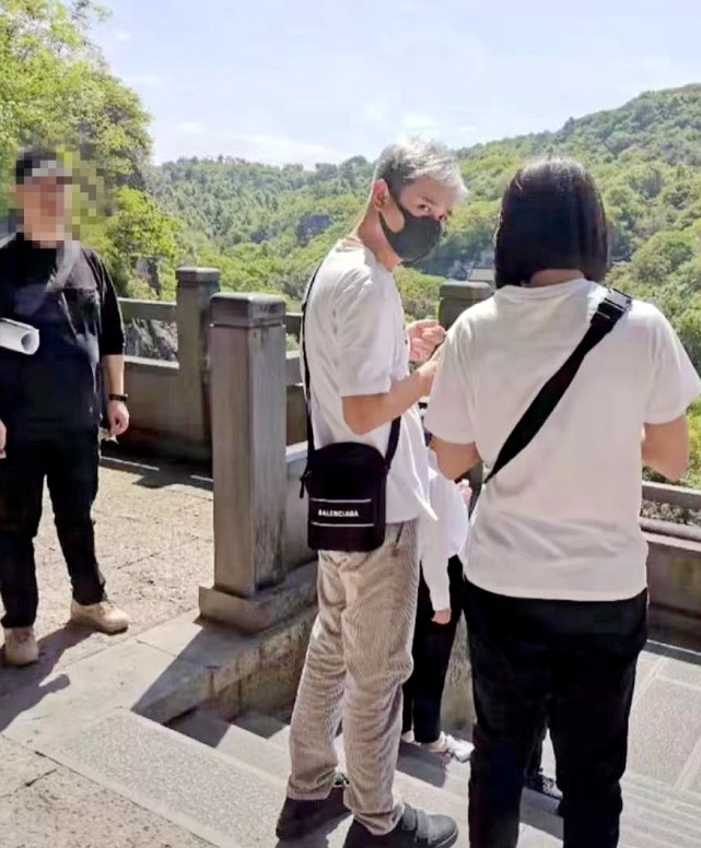 |文章游佛寺被偶遇，用死亡眼神怒瞪偷拍镜头，网友曝他拜佛时哭了