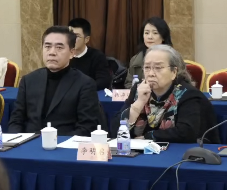 陈宝国|众星共同现身会议！陈宝国动作活泼，吕中一头白发，张凯丽好时髦