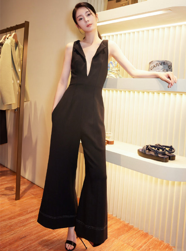 猫姐穿搭经|张碧晨瘦得没有“妈妈感”，穿连体裤腰带还余下一大截，腰真细