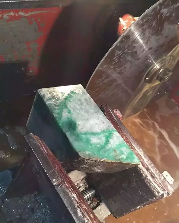 翡翠|12万买的翡翠原石朋友都说贵了，切开后朋友看直眼了