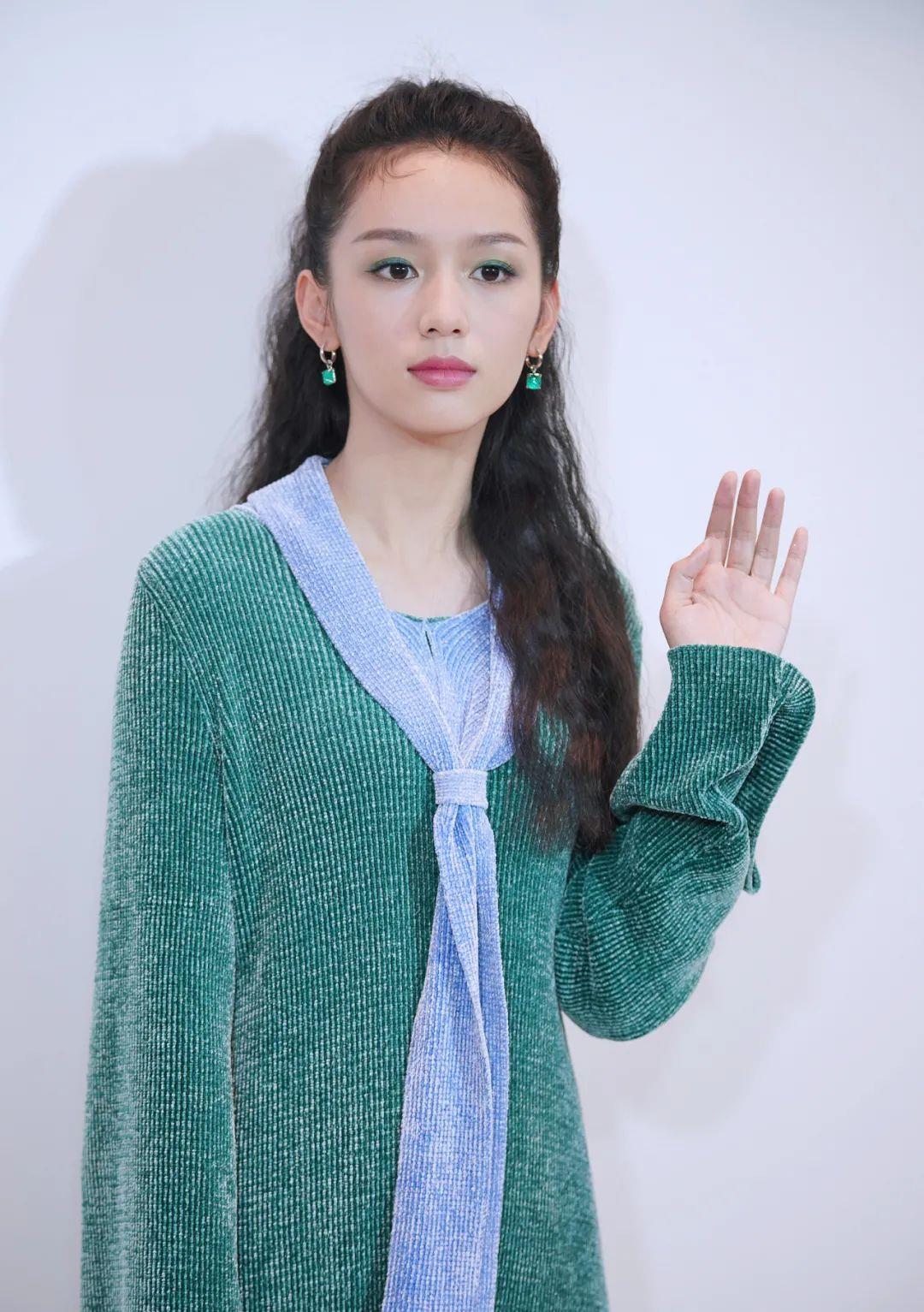 眼影|能Hold住“死亡绿眼影”的，也只有周也了吧！