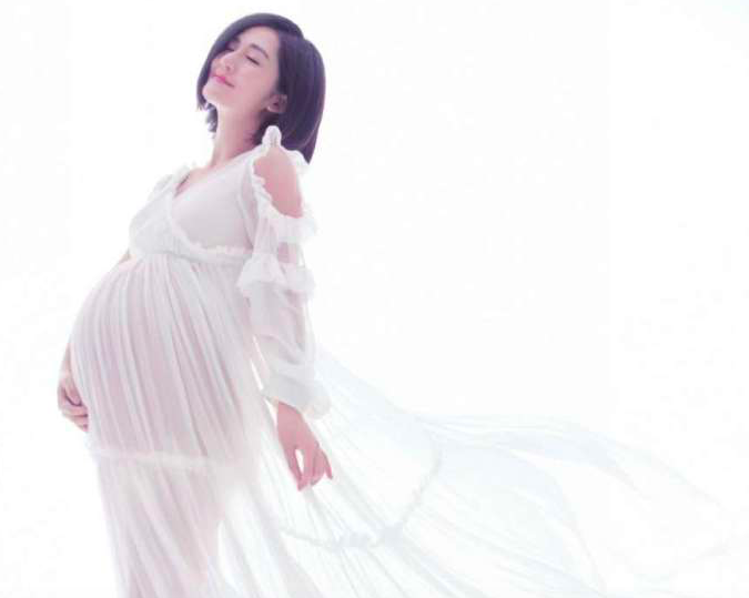 谢娜|谢娜待产状态好，挺孕肚外出不用人搀扶，张杰岳母双手插兜没事做