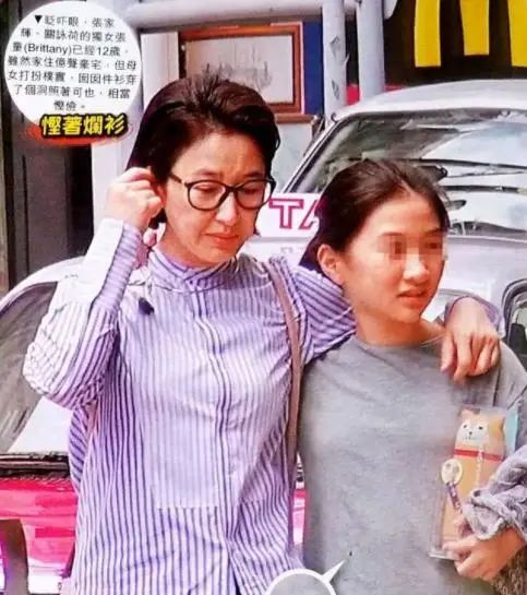 潘虹|张家辉一家三口外出，57岁关咏荷保养得宜，15岁女儿又是大长腿