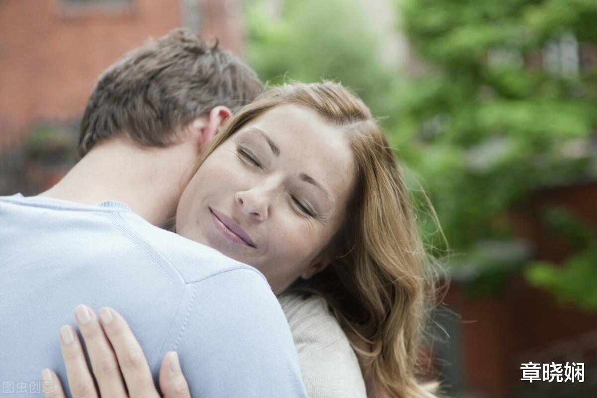 情侶擁抱時，女人有這三個舉動，一定是愛你到心坎裡瞭-圖2