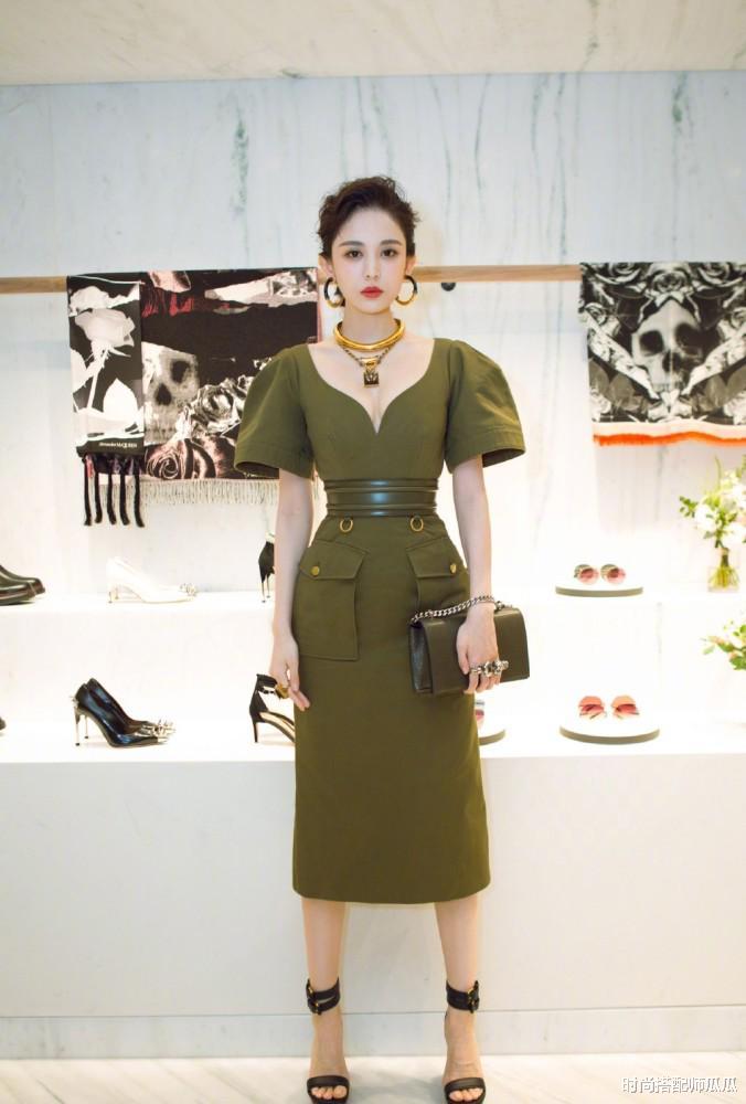 时尚搭配师瓜瓜|扔掉你的碎花裙吧！今年夏天这条“茶歇裙”火了，洋气又显瘦