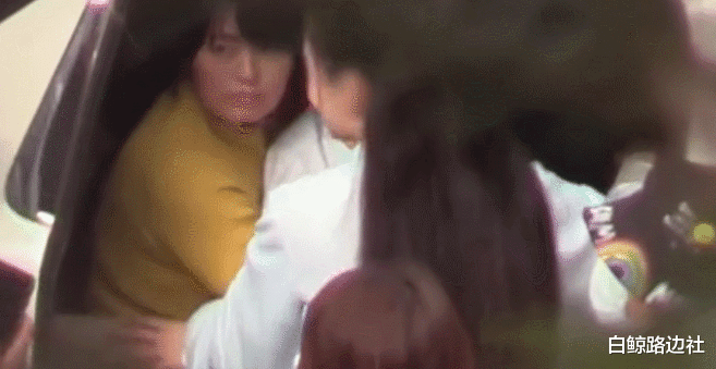 Angelababy|杨颖工作不忘带娃！5岁小海绵到妈妈腰部，骑行李箱上可爱又活泼