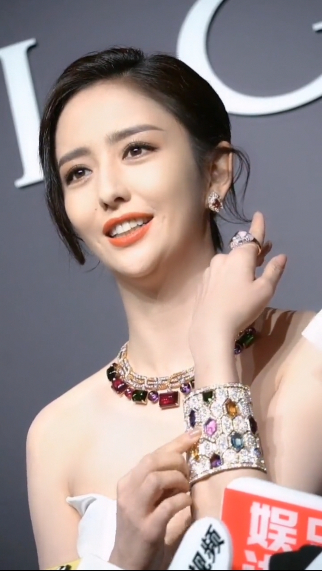 佟丽娅|佟丽娅白色高开衩礼服出席走红毯这气质造型绝了