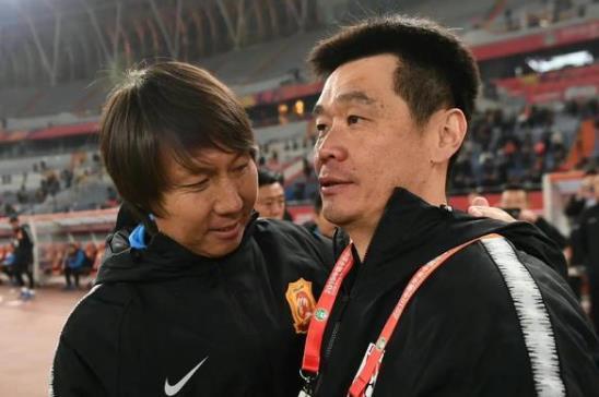 国足|李铁脸红！李霄鹏拒绝长约，承诺出线，国足获两大喜讯，央视直播