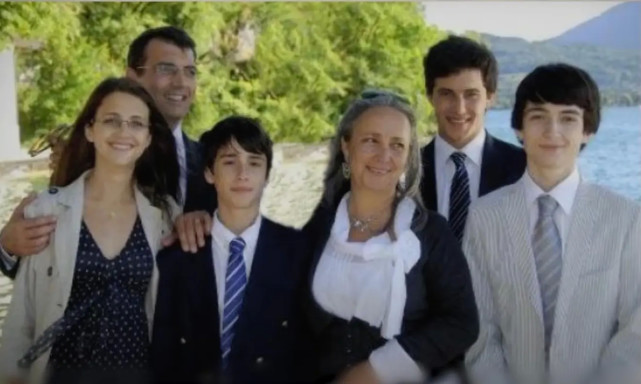 警察 一家六口离奇失踪，警察在花园阳台下挖出尸体，而丈夫却不翼而飞