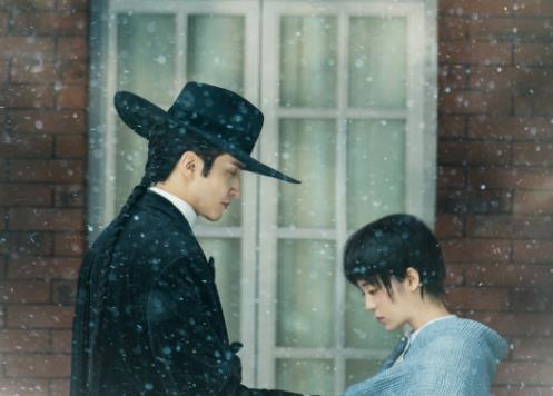 欧阳娜娜|原以为《如月》会扑，看到剧照后，李木戈造福了2.2的欧阳娜娜！