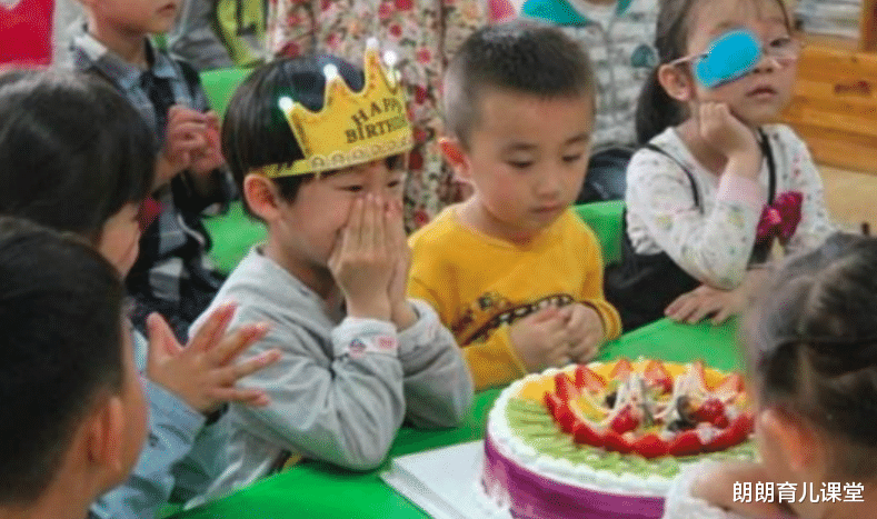 朗朗育儿课堂|4岁儿子在幼儿园过生日，宝妈送了蛋糕却无人吃，背后原因很现实