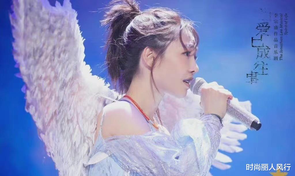 时尚丽人风行 白百何终于回来了！时隔两年出演音乐剧，穿裙子戴翅膀变可爱脸