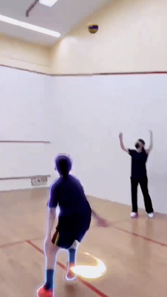 张柏芝|张柏芝陪次子打排球,自夸比他厉害,11岁小Q身姿矫健超帅气