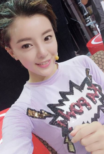 王思聪|王思聪带“新女友”成都逛街被人偶遇,看清长相,网友:换口味了?