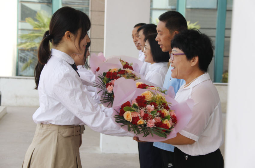 大学生|高中毕业后，啥样的学生会常回去看老师？老师：考上985的很少来