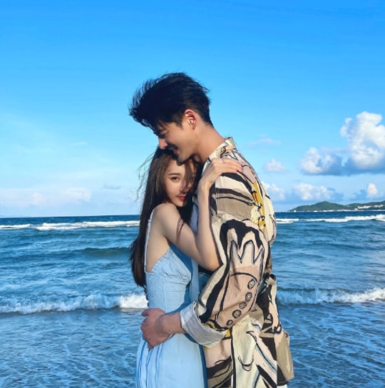 郭品超|郭品超中秋携女友秀恩爱，两人漫步海边，牵手相拥举高高甜度爆表