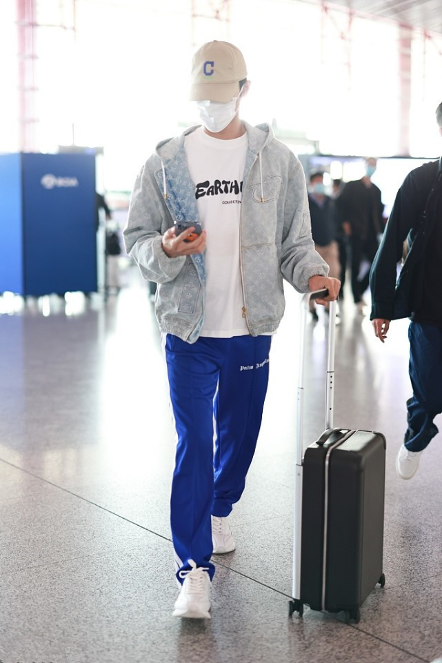 时尚潮流生活 王凯还是小年轻，穿牛仔夹克下搭运动风裤子，少年感都出来了！