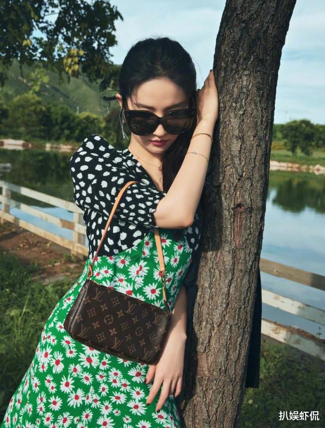 杨超越|34岁刘亦菲罕见晒美照营业，穿着朴素体验乡土气息，粉丝激动喊话：过节了