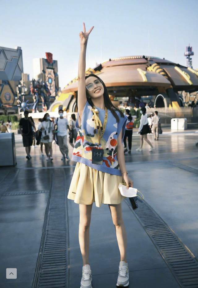 佟丽娅|38岁佟丽娅离婚后首晒游玩照！腿比手臂细疑暴瘦，笑容灿烂心情好