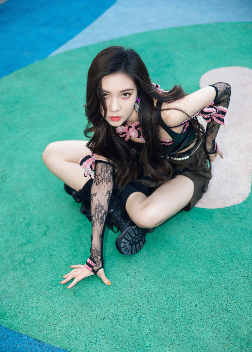 宋妍霏|宋妍霏大露身材,黑色抹胸开叉长裙,网友:性感大长腿太吸睛!