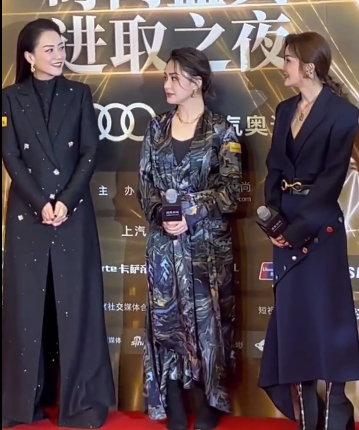 霍汶希|霍汶希身材气质颜值都艳压阿娇阿Sa！一个手势表露她绝对领导权！