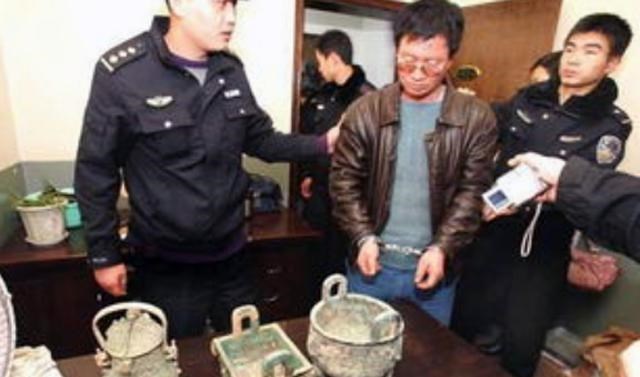 厨房下面有古墓,私自盗挖,以为能卖个好价,不料赔了夫人又折兵
