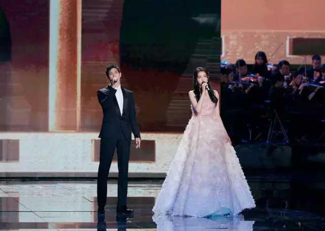 关晓彤|24岁关晓彤生图被曝：高颜值引保安齐刷刷侧目，与胖妹对比太鲜明