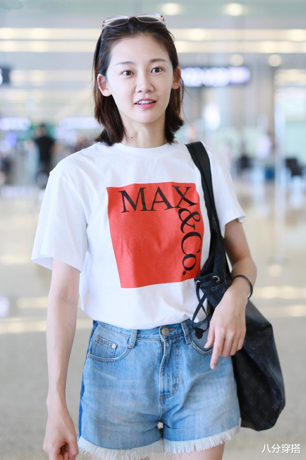 t恤|苗苗气质真清甜，白T恤搭配牛仔短裤清新俏皮，郑恺果然好眼光
