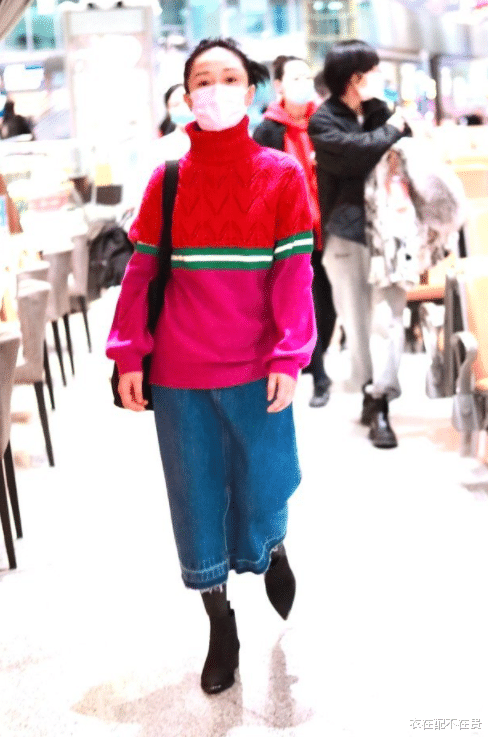 衣在配不在贵 周迅的时尚看不懂,毛衣只穿“上半截”,虽然有些别扭,却挺时髦