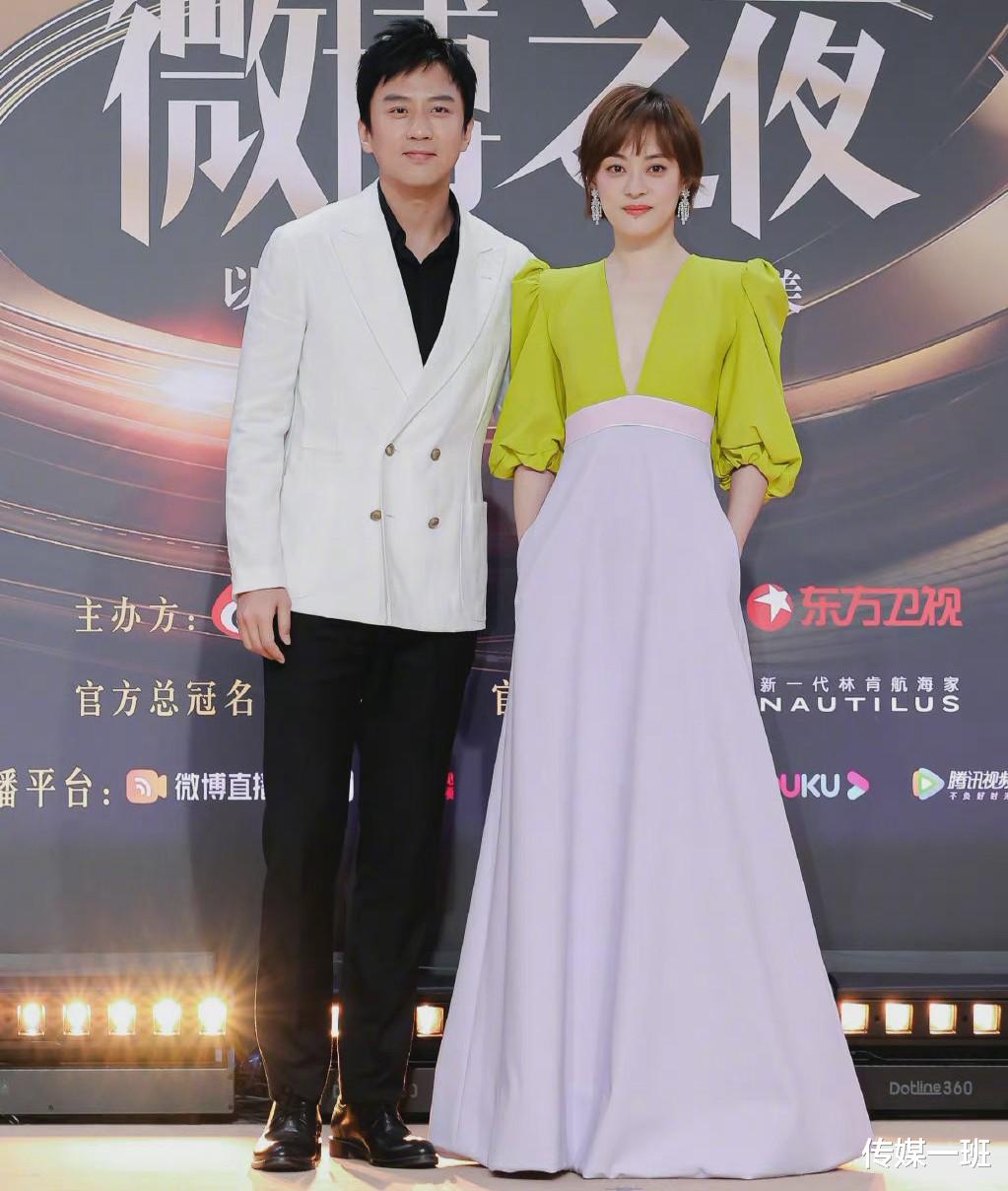 主持人|看微博之夜贾玲沈腾张小斐合影时的手部细节动作，能把你笑哭