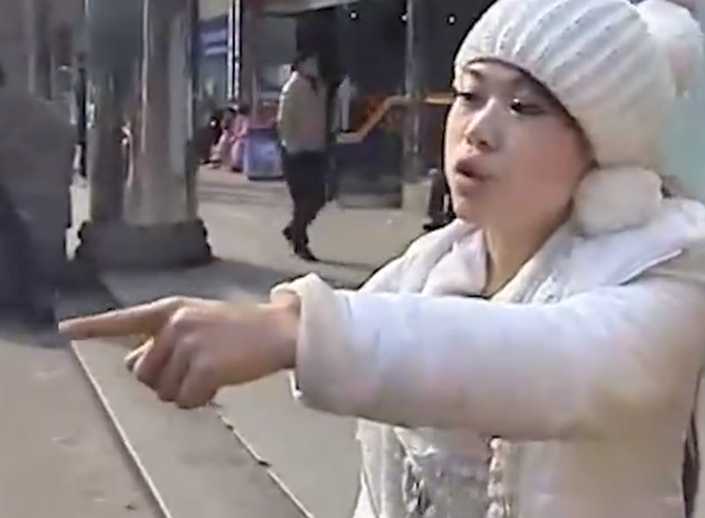 嫌弃父母是农民,不孝女割腕逼母亲做亲子鉴定,坚称自己是捡来的