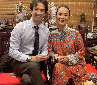 韦唯|57岁韦唯携混血儿子庆新年，素颜出镜似冻龄，家中豪宅尽显奢华