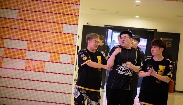 韦神|4AM韦神M4联名皮肤来袭，衣服细节致敬韦鲁斯！PGC套装正式出炉