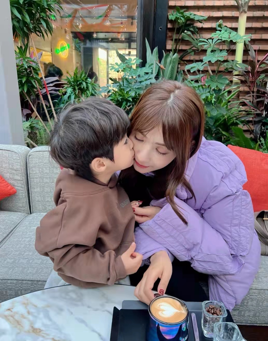 丹尼尔|麦迪娜圣诞节跟儿子单独约会，丹尼尔还给妈妈送上了甜蜜一吻，模样超深情