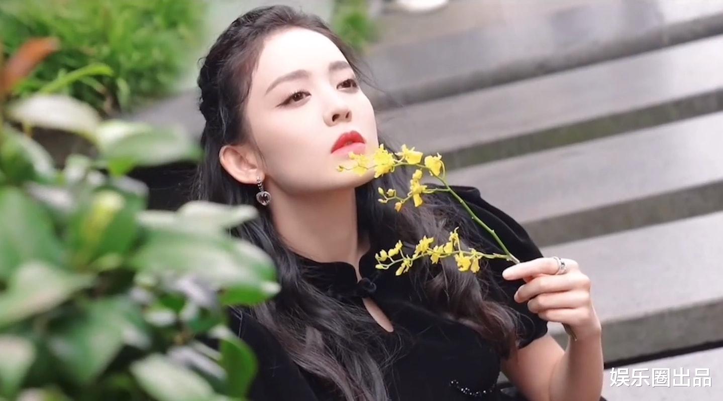 古力娜扎|古力娜扎国风大片曝光，穿复古黑裙站在竹林中摆拍，被指像李子柒