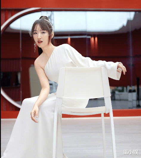 杨钰莹|50岁杨钰莹近照曝光，面部发福身材臃肿，冻龄女神真的老了！