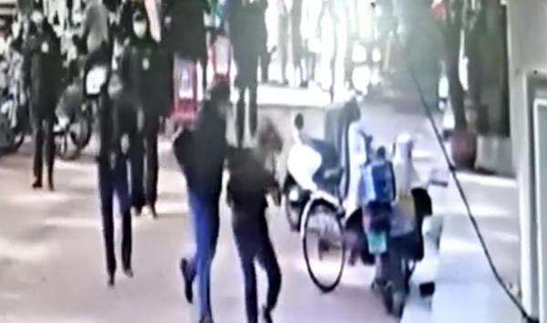 郑州街头一男子发飙,先殴打母亲又摔翻过路女子