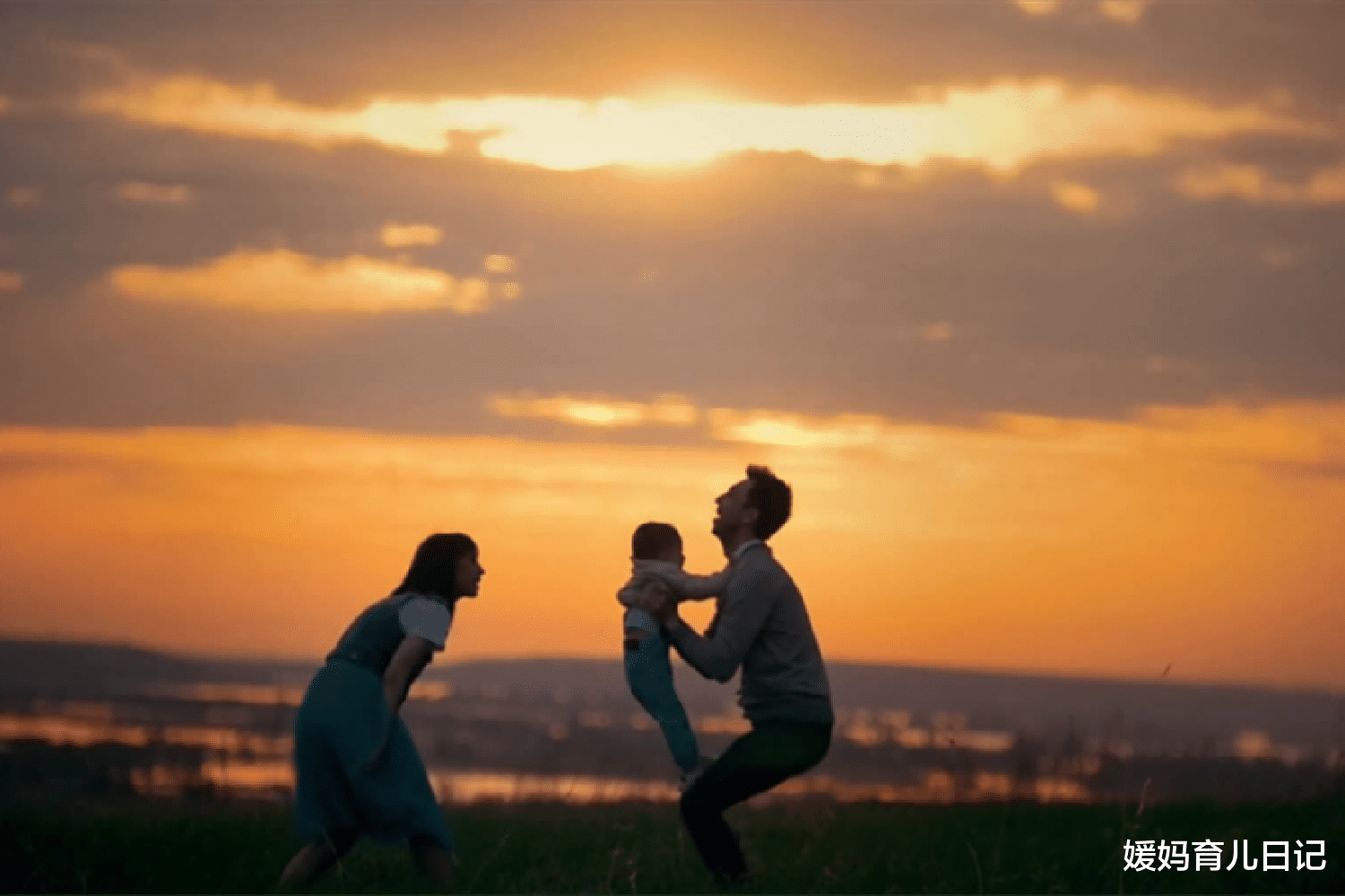 媛妈育儿日记|2岁娃误食管道疏通剂,家长倒水漱口致病情加重,急救知识要清楚