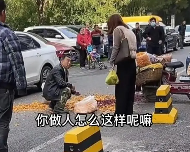 黑心摊贩半斤当一斤卖,女子复秤后怒砸路边摊,网友:也是可怜人