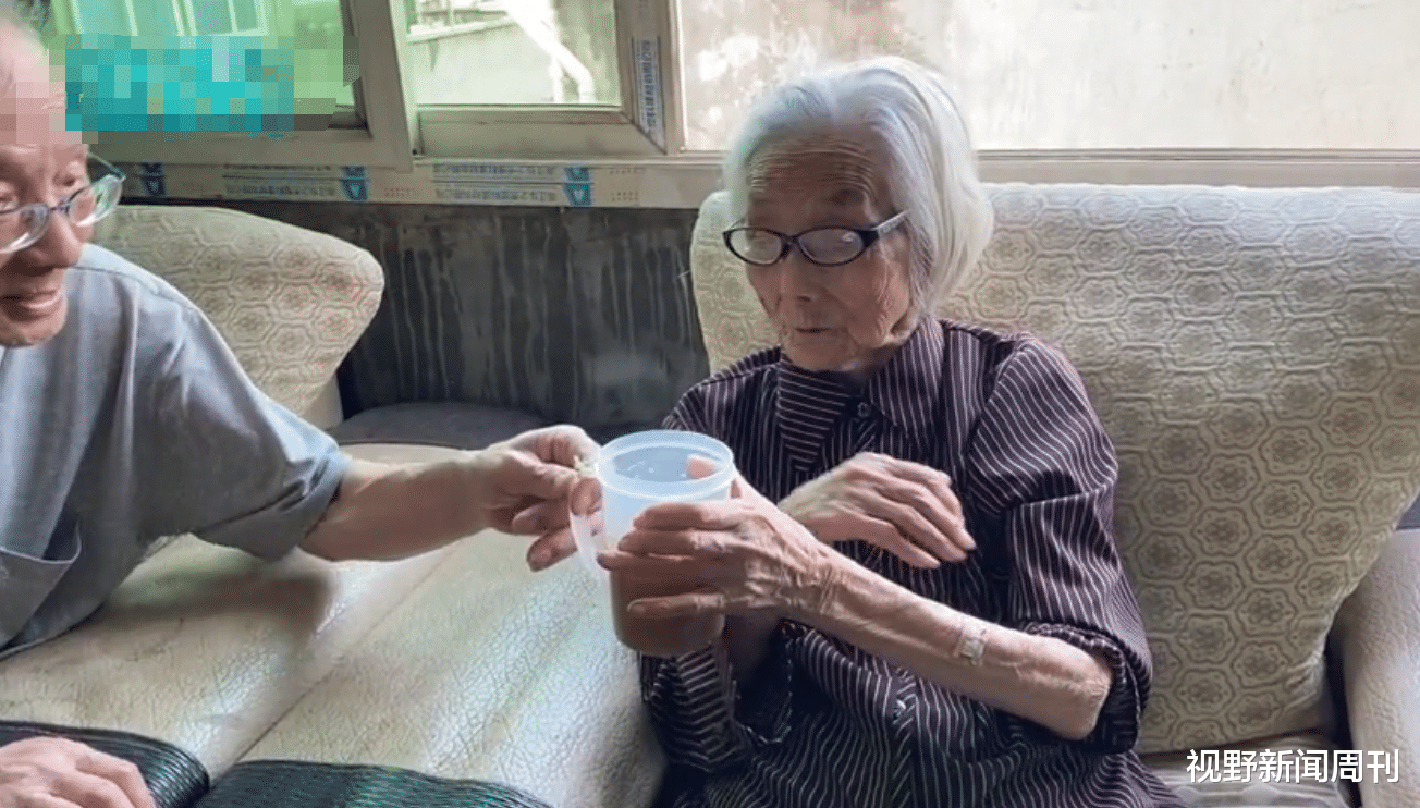 视野新闻周刊 浙江105岁老太喝了100年咖啡，84岁儿子每天为其冲泡，儿子称：家里条件好大家都宠着
